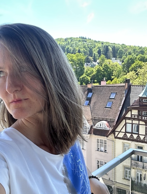 Ende April 2025: die Längen hängen flach und ohne Volumen herunter, der Ausgangspunkt vor der neuen Haarpflege ab 40