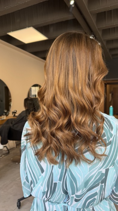 Frisch gemachte Haare beim Frisör mit Volumen bis in die Spitzen, Ergebnis nach der umgestellten Haarpflege ab 40