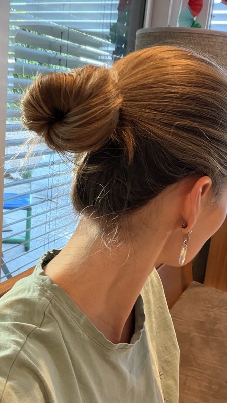 Haare bei fettiger Kopfhaut zum Dutt hochgebunden