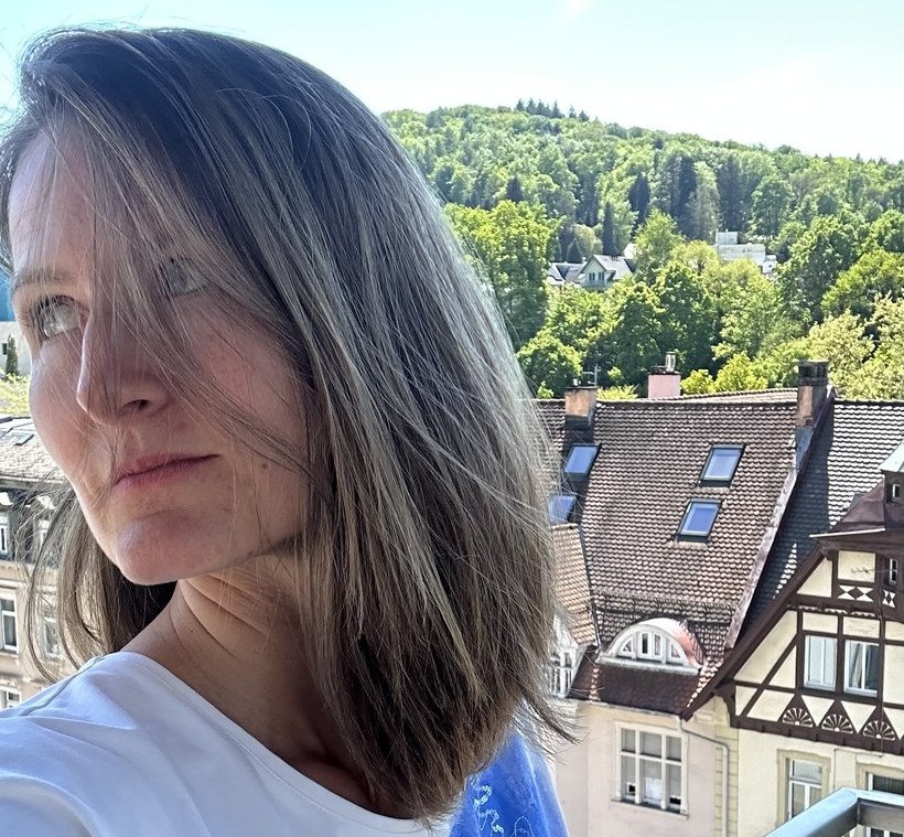 Kraftlose Längen im April 2025, flach auf der Schulter liegend, ohne sichtbaren Haarbruch