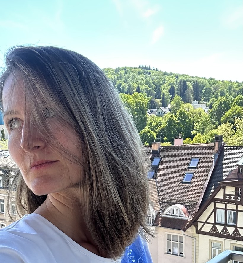 Kraftlose L&auml;ngen im April 2025, flach auf der Schulter liegend, ohne sichtbaren Haarbruch