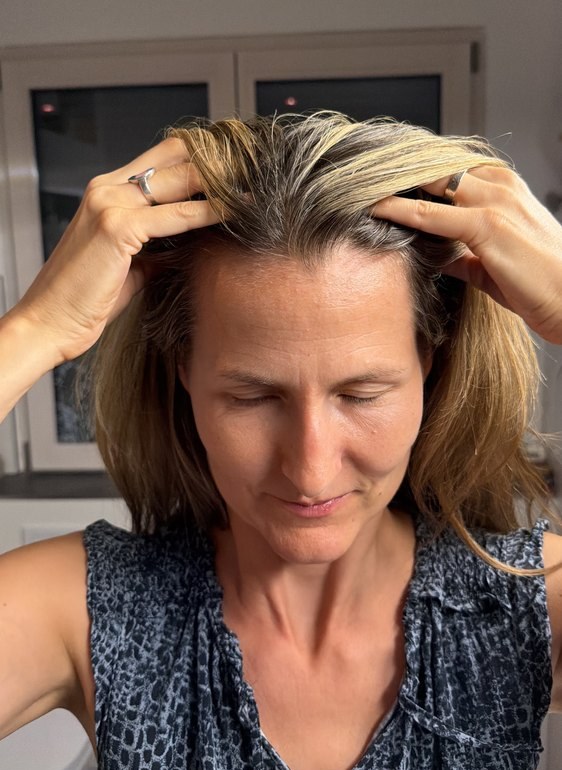 Kopfhautmassage mit den Fingerkuppen am Scheitel