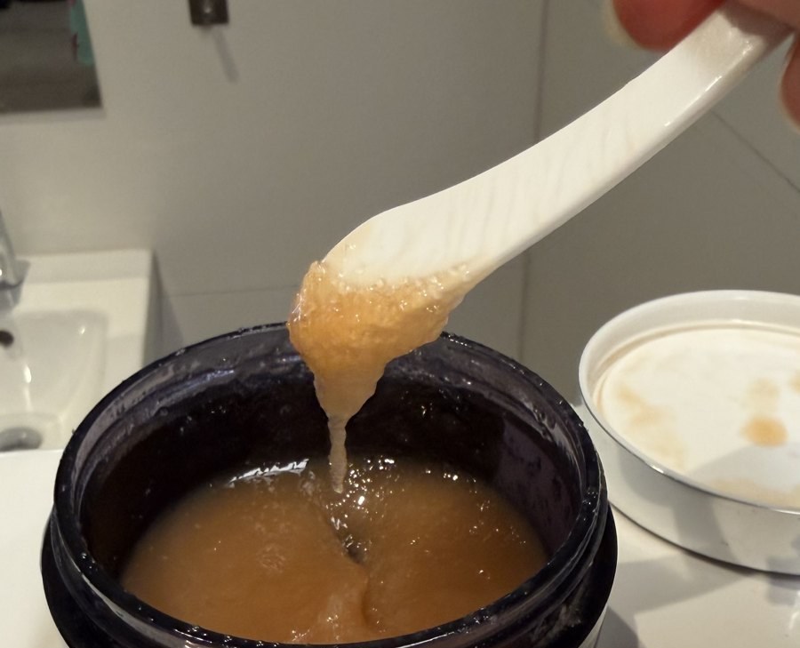 Kopfhautpeeling richtig anwenden — ein körniges Kopfhautpeeling im Tiegel