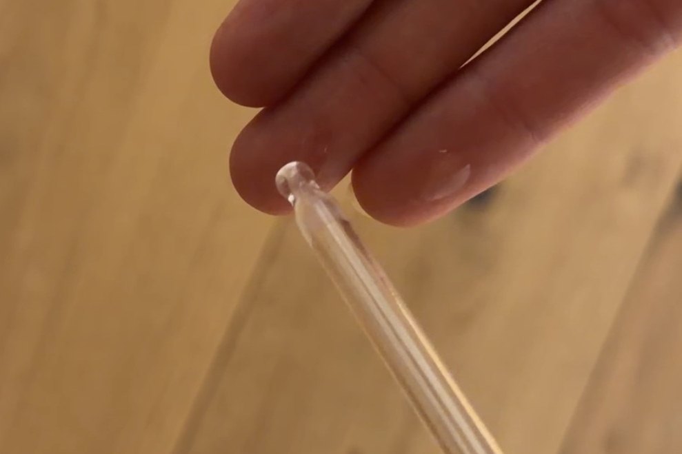 Serum aus der Pipette auf die Fingerkuppen geben